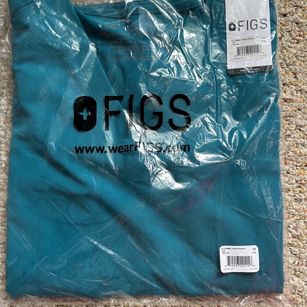 Figs Casma Pacific Blue Scrub Top & Petite Yola Skinny Pants